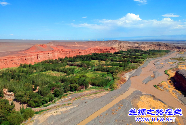 新疆托克遜縣天山紅河谷妖嬈奪目